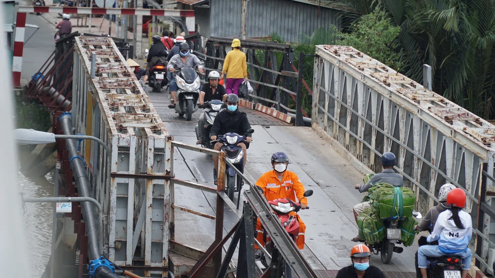 Cầu cũ xuống cấp, thường xuyên ùn ứ.