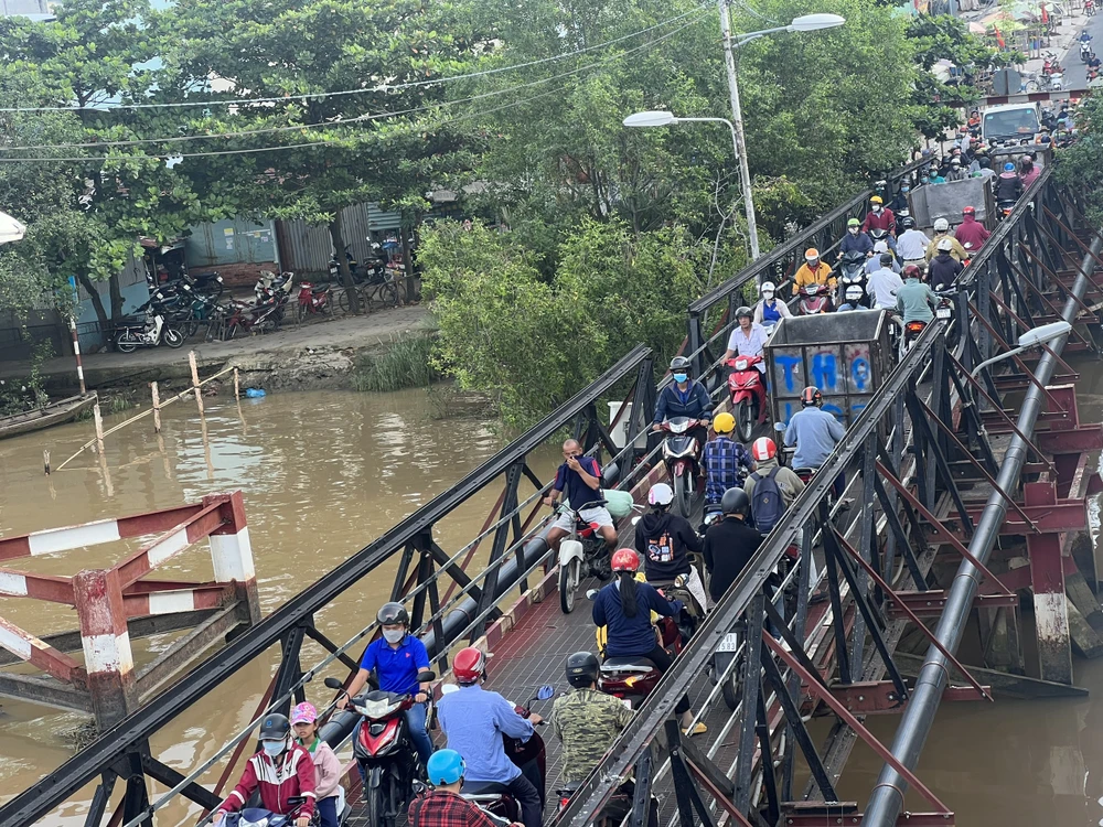 Hình ảnh ùn ứ cầu Long Kiểng, Nhà Bè vào sáng ngày 8-9.