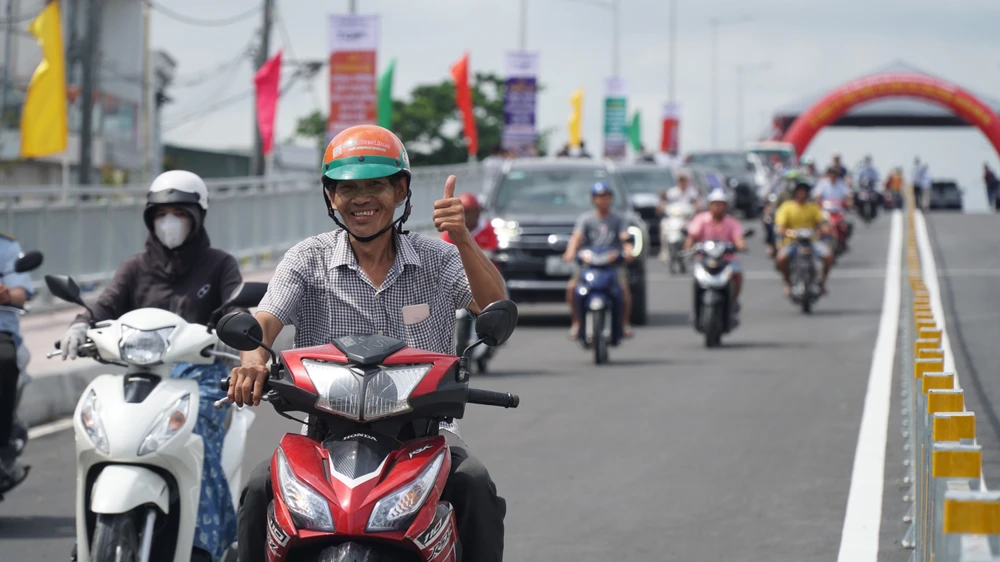 Người dân hân hoan đi lại trên cầu mới.