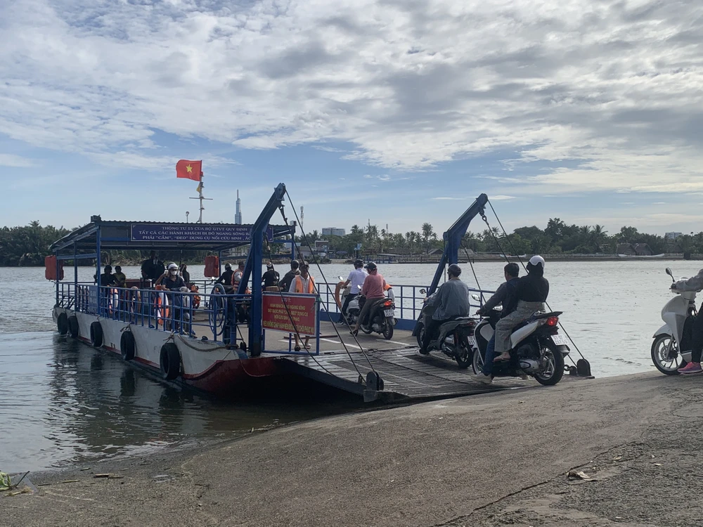 Cũng có một số hành khách không mặc áo phao khi đi qua phà. Ảnh: NHƯ NGỌC