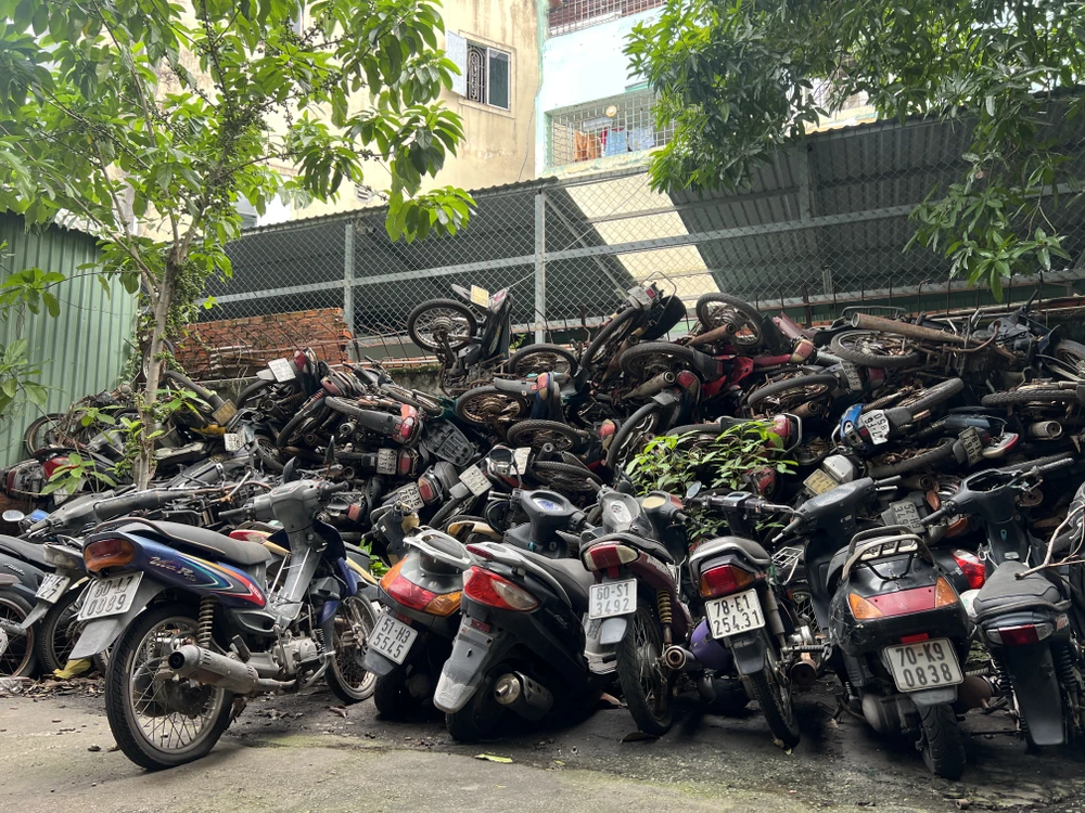 Có những chiếc xe máy đã bị bỏ lại bến xe đến 11 năm mà chủ cũ không đến nhận Có những chiếc xe máy đã bị bỏ lại bến xe đến 11 năm mà chủ cũ không đến nhận