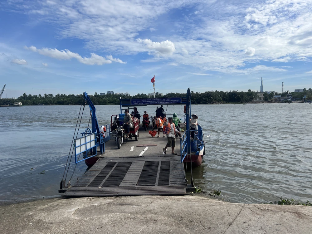 Hành khách đi lại trên phà Bình Quới, TP Thủ Đức. Ảnh: ĐT