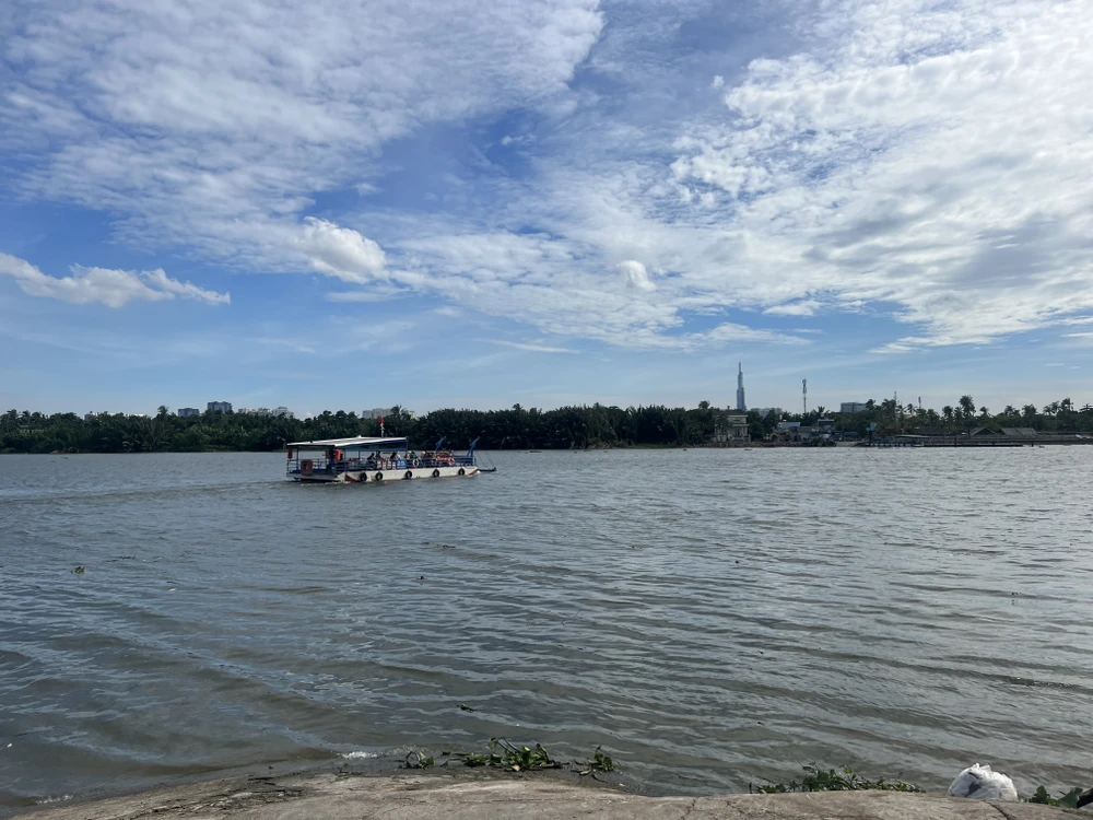 Bên cạnh đi lại thuận tiện, nhiều người dân chọn phà làm phương tiện trải nghiệm, khám phá Thanh Đa. Ảnh: ĐT