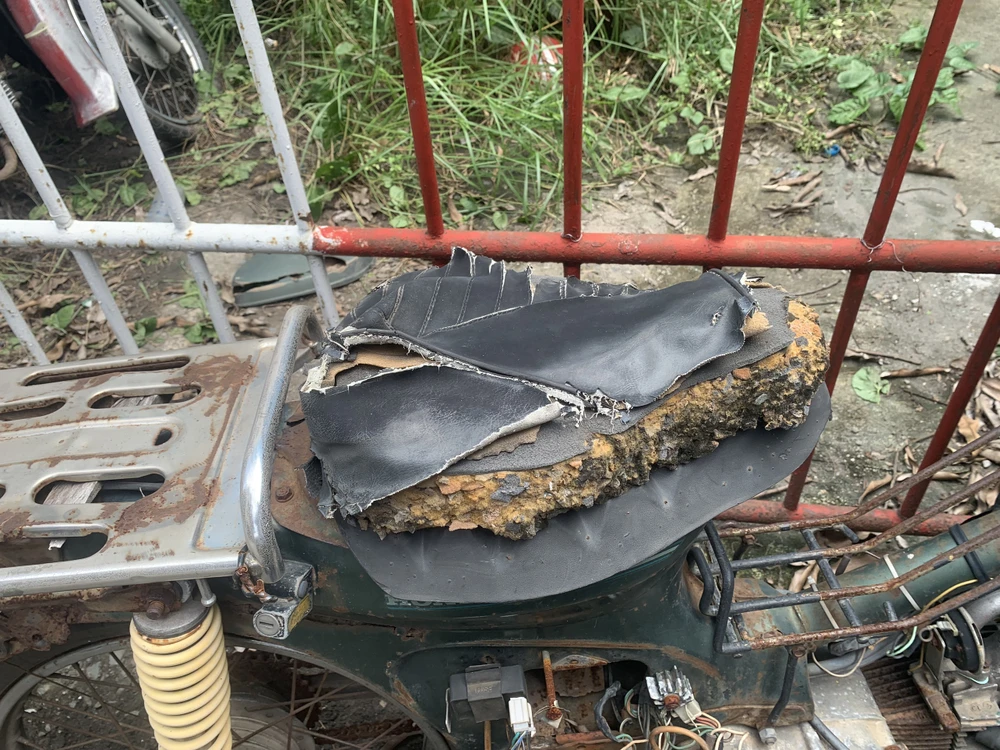 Có nhiều chiếc xe chỉ còn lại khung do bị bỏ không nhiều năm. Có nhiều chiếc xe chỉ còn lại khung do bị bỏ không nhiều năm.