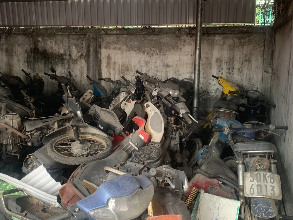 Bến xe Miền Tây mong muốn sớm di dời phương tiện này về những kho bãi do cơ quan nhà nước quản lý hoặc có một phương án giải quyết cụ thể.