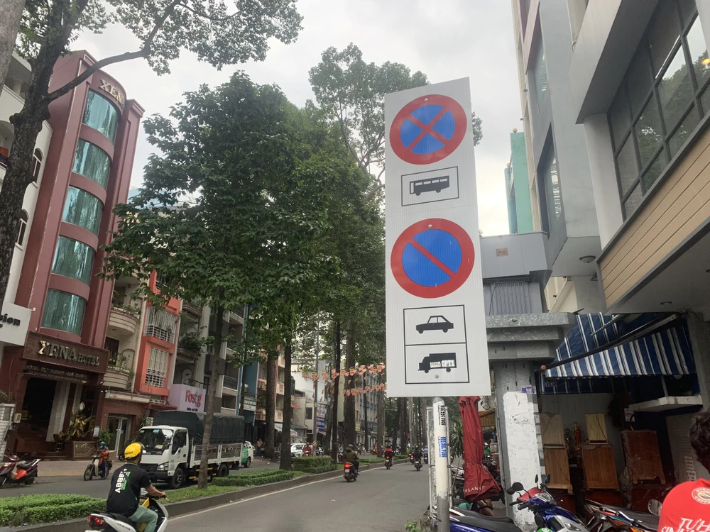 Mặc dù đã có biển cấm song các phương tiện vẫn dừng đỗ đón trả khách sai quy định.
