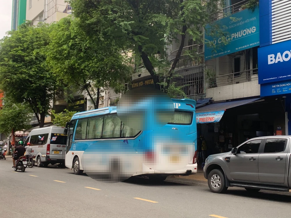 Xe đón trả khách sai quy định ở quận 5.