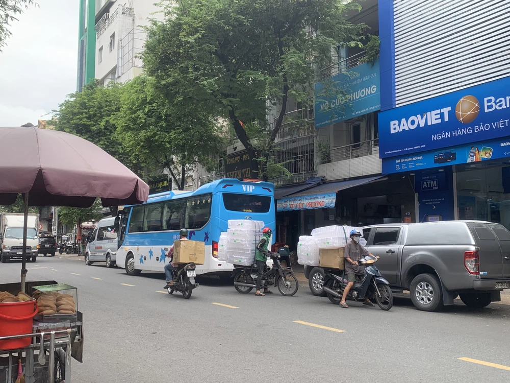 Chỉ 5 phút có tới 2 xe của hãng xe Cúc Phương đón trả khách.