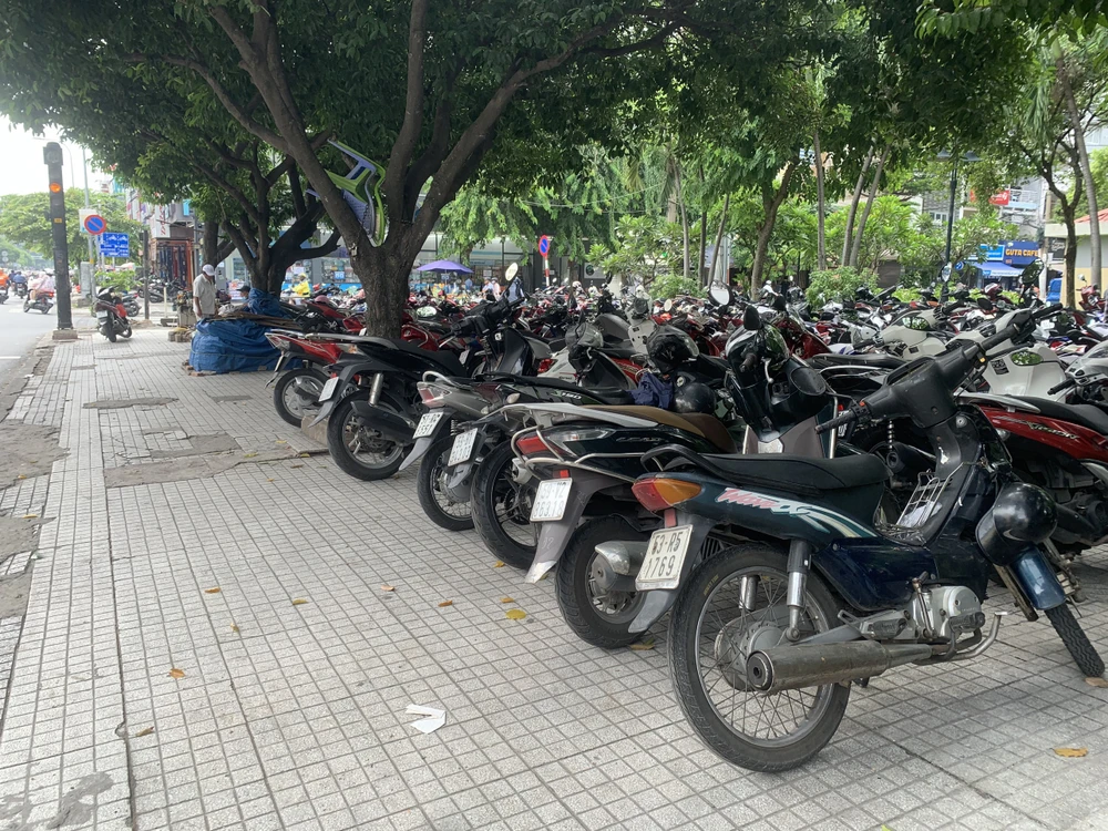 Xe tràn ra vỉa hè, lòng đường tại công viên Văn hóa Phú Nhuận (phường 7, quận Phú Nhuận).