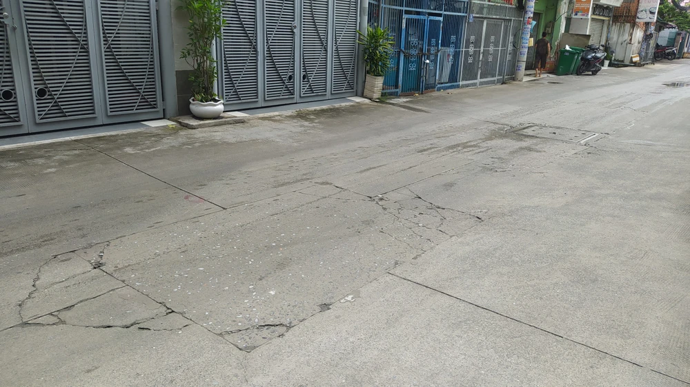 Mặt đường lún xuống, nhiều vết nứt.