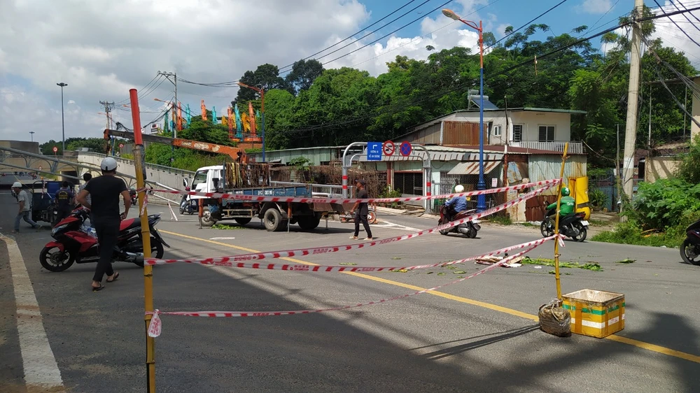 Hiện trường khu vực thanh chắn bị gãy đổ.