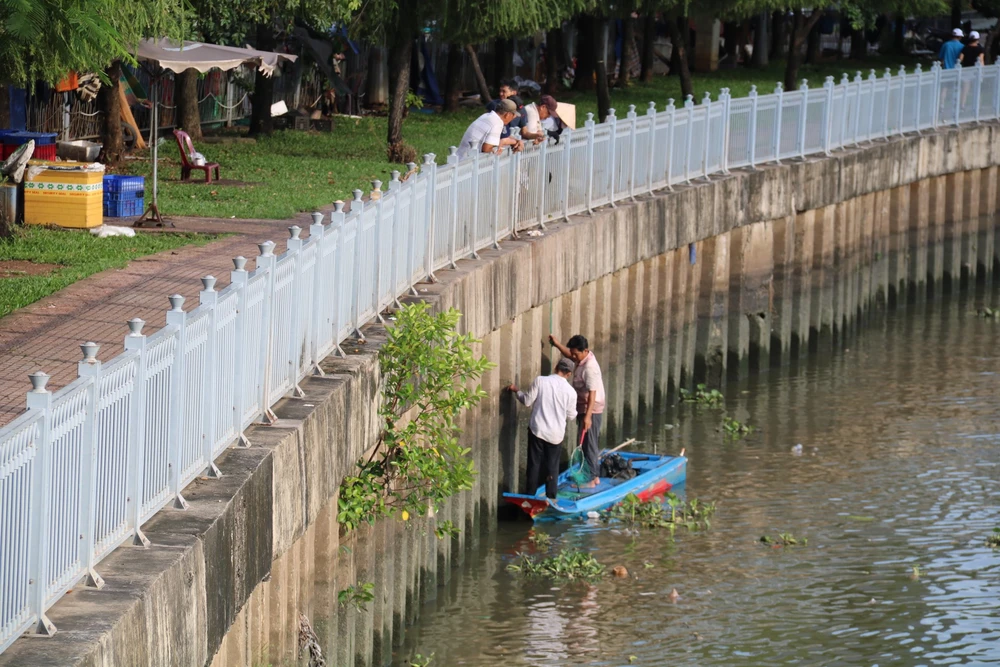 Người dân đánh bắt cá trên kênh Nhiêu Lộc - Thị Nghè đoạn qua đường Nguyễn Thị Minh Khai phường Bến Nghé, quận 1