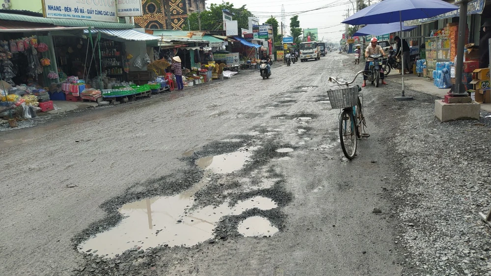 Mặt đường Nguyễn Cửu Phú đầy ổ voi, ổ gà.
