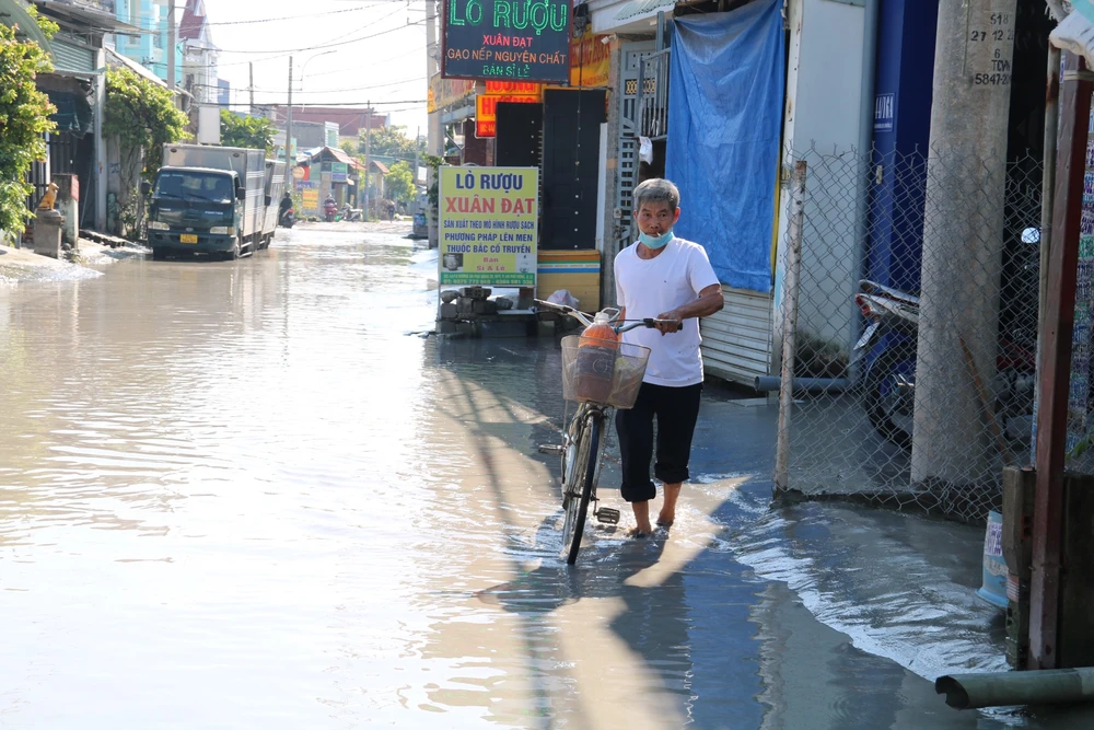 Đường An Phú Đông 35 trước và sau khi nước rút.