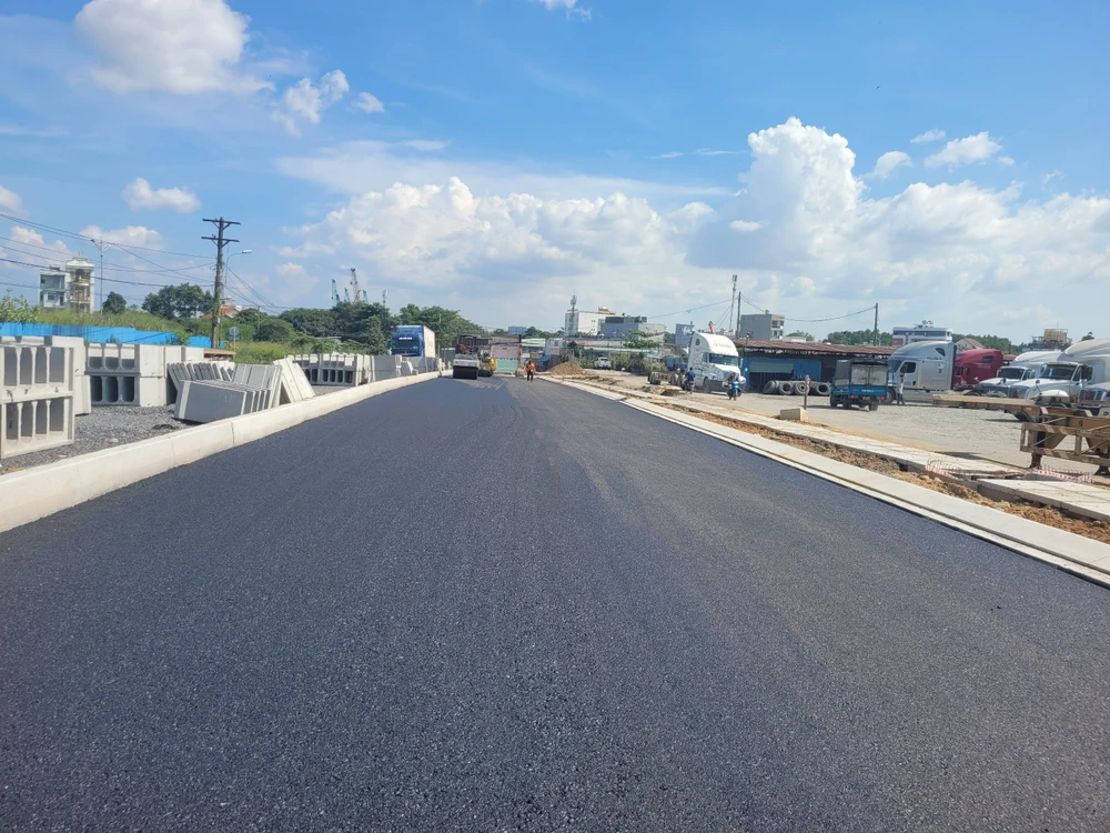 Đường Hoàng Hữu Nam kết nối với Bến xe Miền Đông mới được thảm nhựa