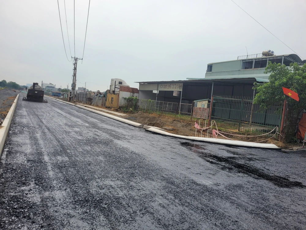Đường Hoàng Hữu Nam kết nối với Bến xe Miền Đông mới được thảm nhựa