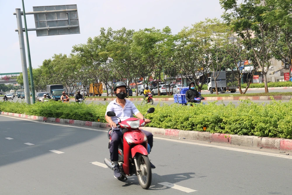 Xe máy chạy vào đường cấm ở đường Phạm Văn Đồng, CSGT TP.HCM xử phạt nghiêm