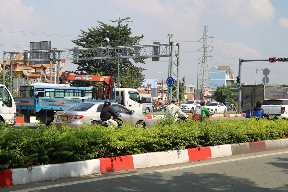 Xe máy chạy vào đường cấm ở đường Phạm Văn Đồng, CSGT TP.HCM xử phạt nghiêm