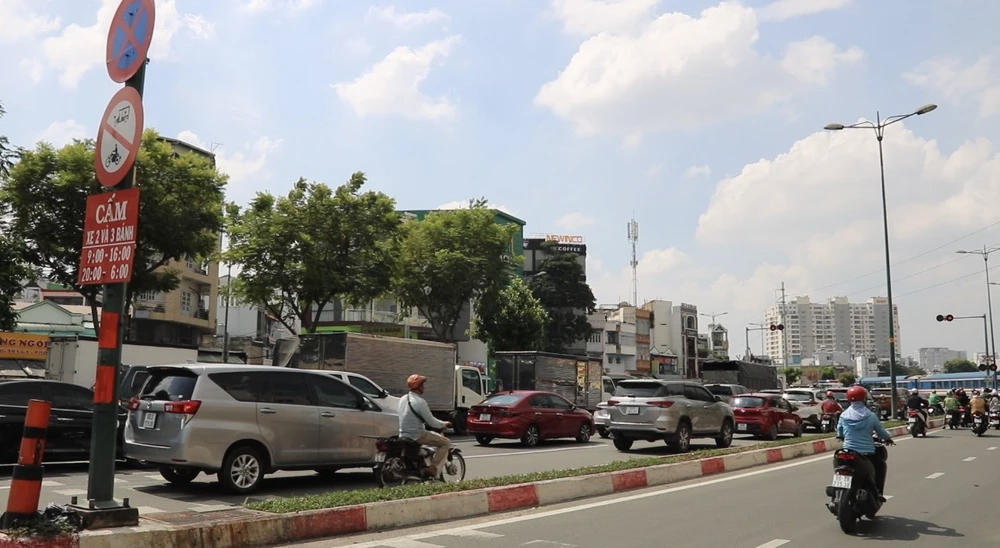 Xe máy chạy vào đường cấm ở đường Phạm Văn Đồng, CSGT TP.HCM xử phạt nghiêm