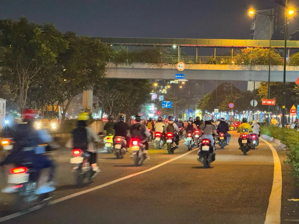 Xe máy chạy vào đường cấm ở đường Phạm Văn Đồng, CSGT TP.HCM xử phạt nghiêm