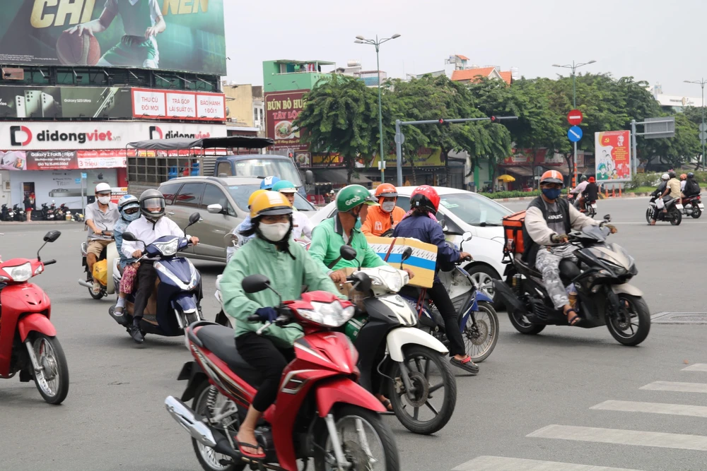 Giao thông hỗn loạn tại giao lộ Phạm Văn Đồng-Lê Quang Định-Nguyên Hồng