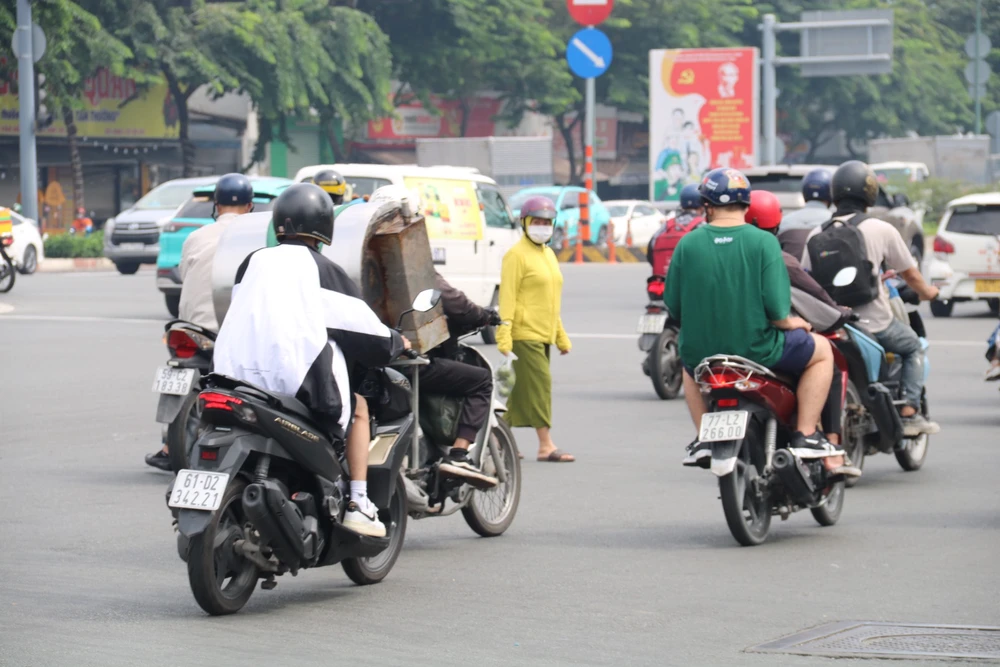 Giao thông hỗn loạn tại giao lộ Phạm Văn Đồng-Lê Quang Định-Nguyên Hồng