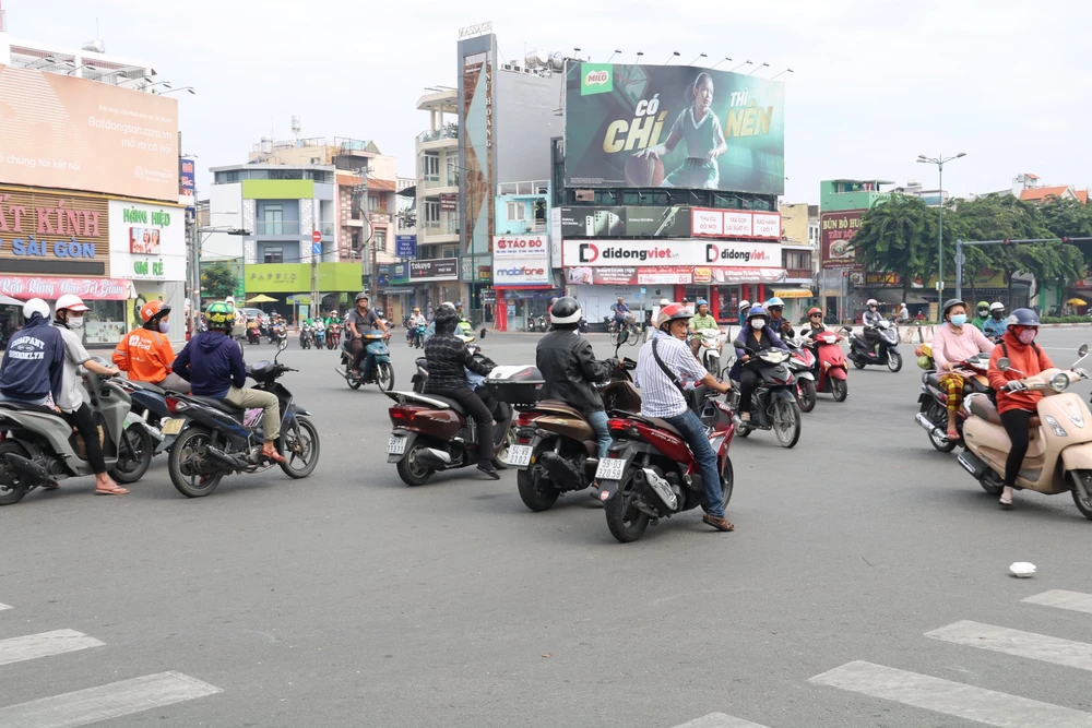Giao thông hỗn loạn tại giao lộ Phạm Văn Đồng-Lê Quang Định-Nguyên Hồng