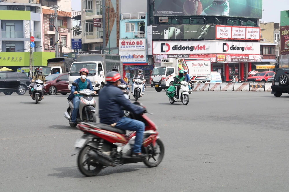 Giao thông hỗn loạn tại giao lộ Phạm Văn Đồng-Lê Quang Định-Nguyên Hồng