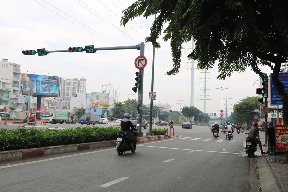 Giao thông hỗn loạn tại giao lộ Phạm Văn Đồng-Lê Quang Định-Nguyên Hồng
