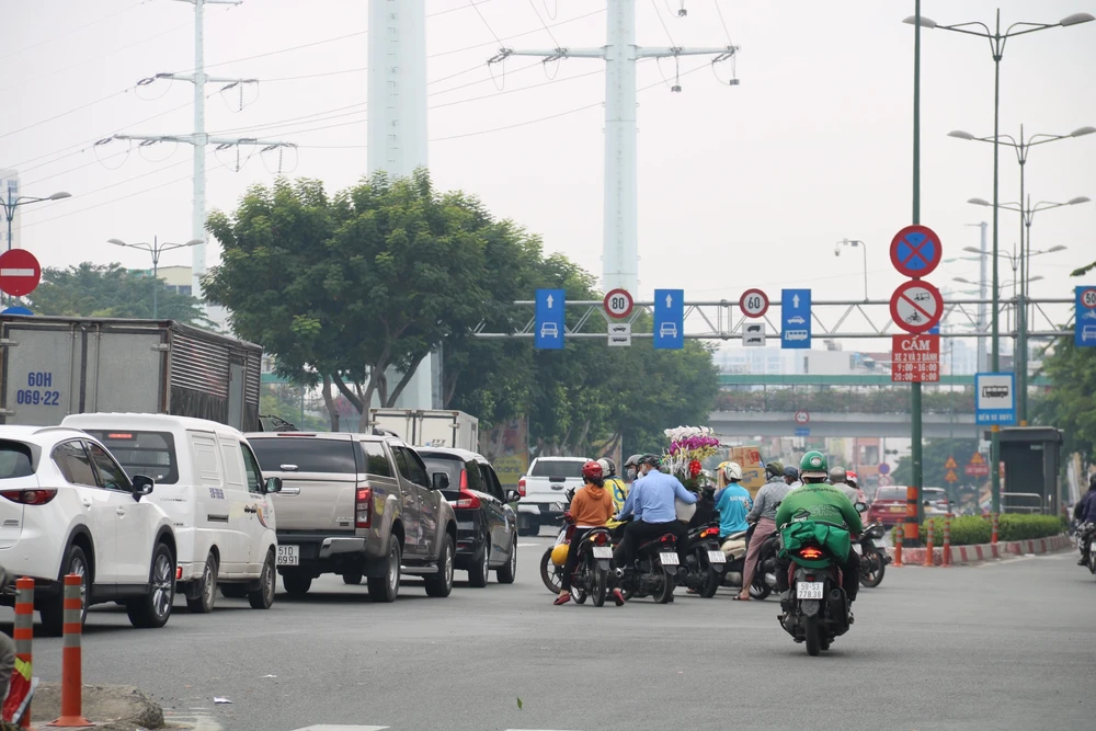 Giao thông hỗn loạn tại giao lộ Phạm Văn Đồng-Lê Quang Định-Nguyên Hồng