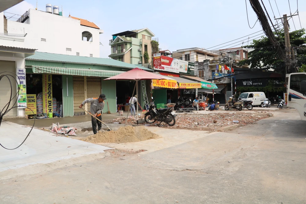 Đang tháo dỡ nhiều mặt bằng để phục vụ dự án mở rộng đường Dương Quảng Hàm, quận Gò Vấp