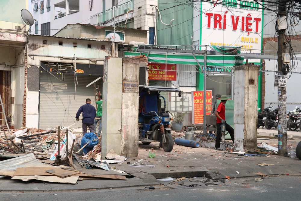 Đang tháo dỡ nhiều mặt bằng để phục vụ dự án mở rộng đường Dương Quảng Hàm, quận Gò Vấp