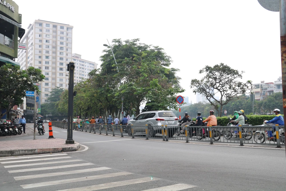 TP.HCM: Dù đèn tín hiệu giao thông chỉ có một màu, giao thông tại nhiều nút giao vẫn ổn định