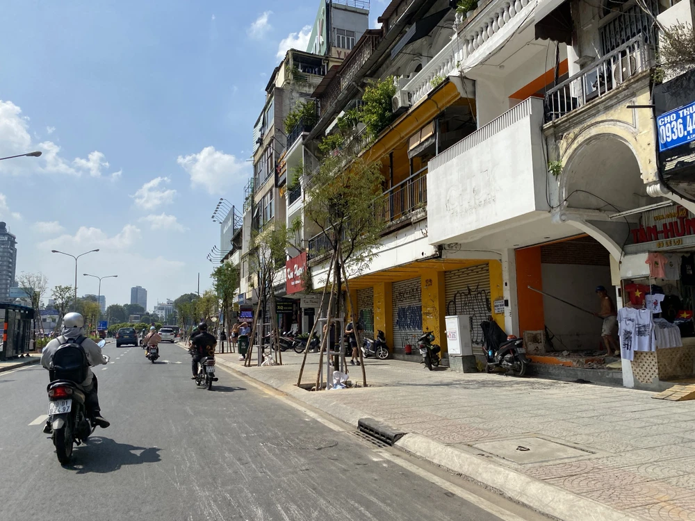 cấm các loại xe lưu thông vào phần đường dành cho xe ô tô trên đường Lê Lợi, quận 1