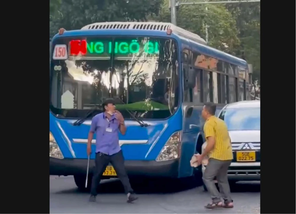 tài xế xe buýt cầm gậy sắt