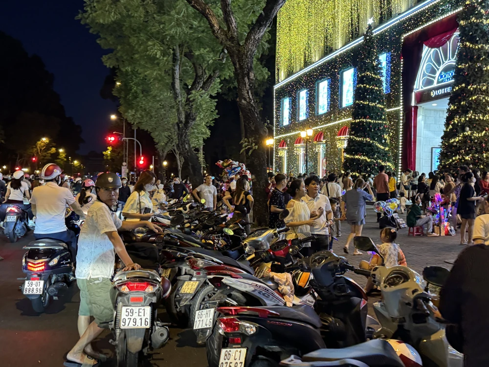 thu phí lòng đường, vỉa hè ở TP.HCM