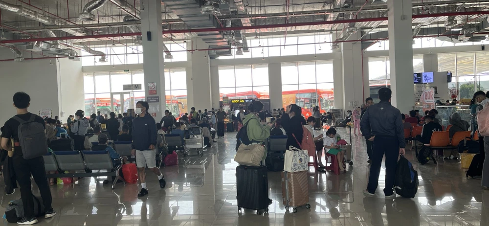 Người dân bắt đầu về quê ăn Tết sớm