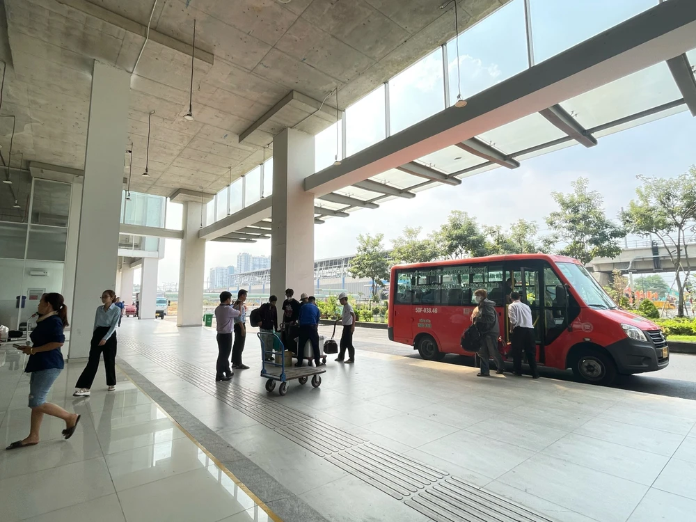 Nhiều hành khách sử dụng xe trung chuyển miễn phí.