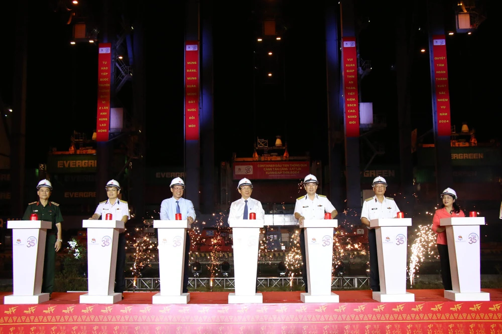 Bí thư Thành ủy TP.HCM tham gia phát lệnh làm hàng đầu xuân tại Tân cảng Sài Gòn