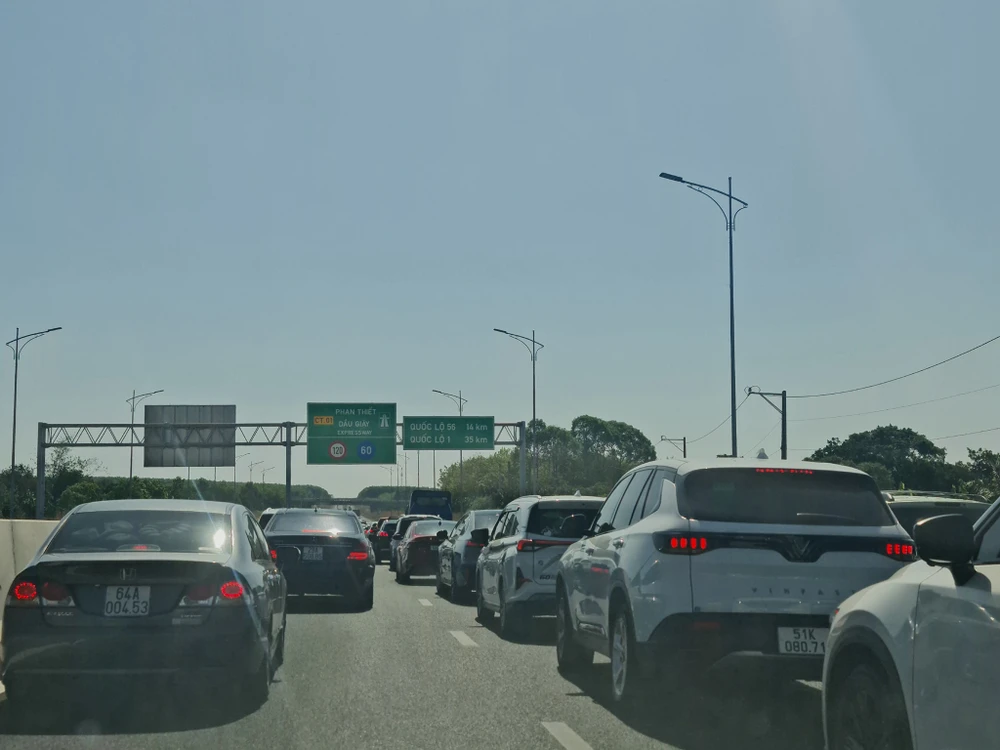 kẹt xe trên cao tốc TP.HCM - Long Thành - Dầu Giây