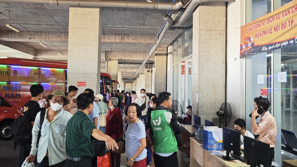 Sau kỳ nghỉ tết, ước tính có khoảng 4.500 người dân quay trở về thành phố vào ngày mùng 7 Tết qua Bến xe miền Đông mới.