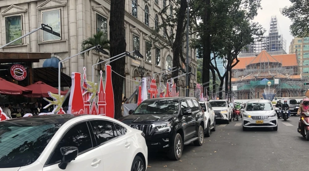 pano quảng cáo lấn chiếm lòng đường, hè phố.