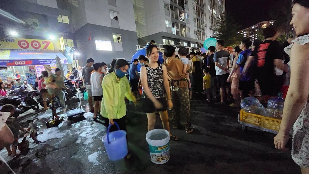 người dân đi lấy nước