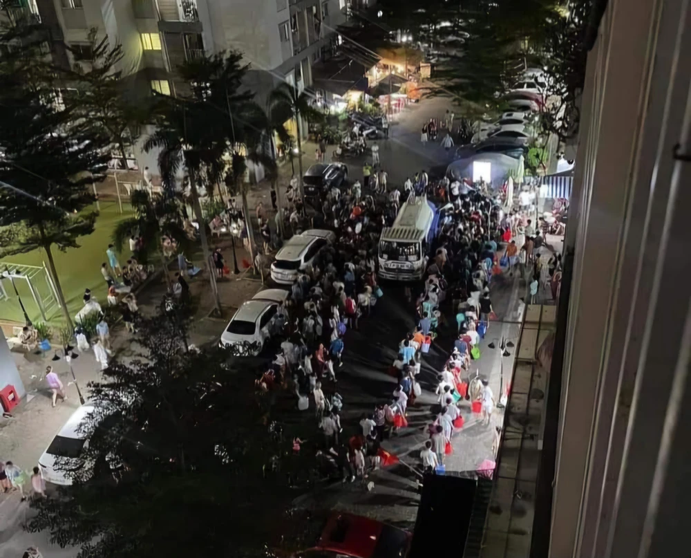 người dân đi lấy nước