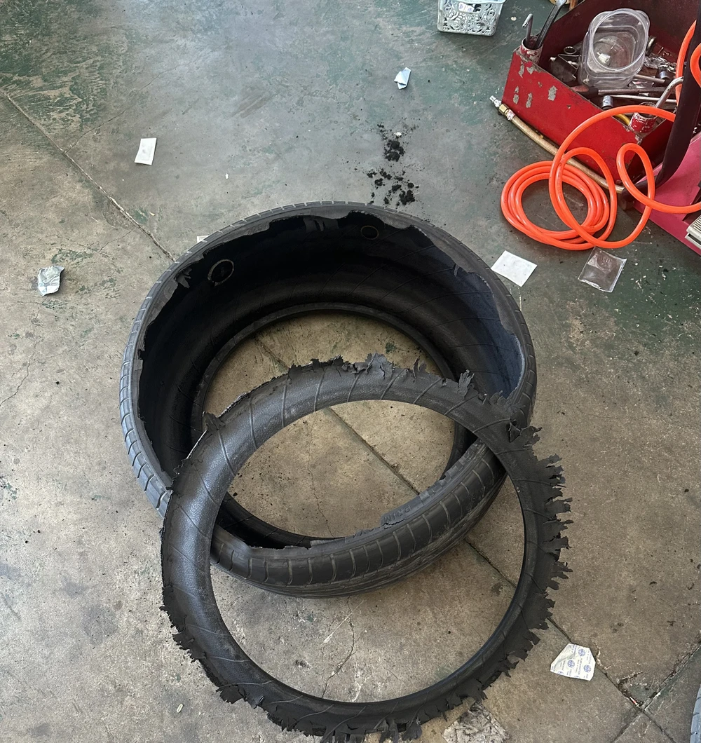 nổ lốp xe trên cao tốc