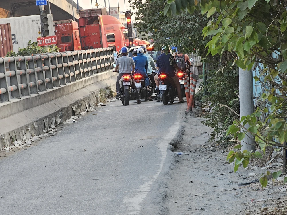 đường Võ Chí Công xuống cấp