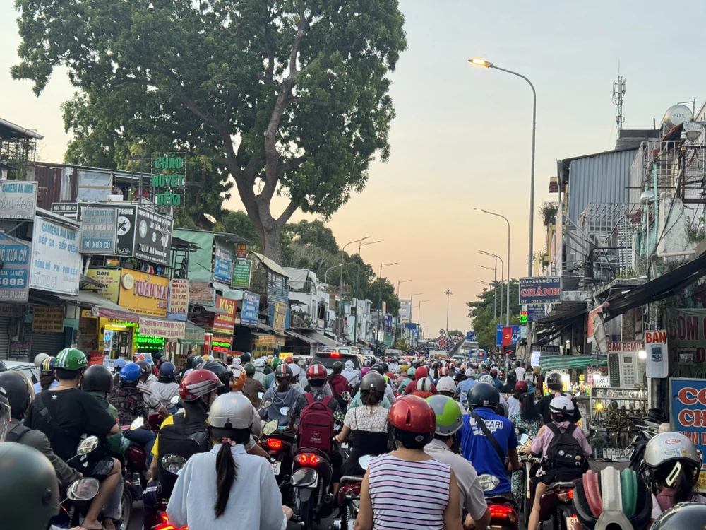 đường Phạm Văn Đồng ùn ứ kéo dài