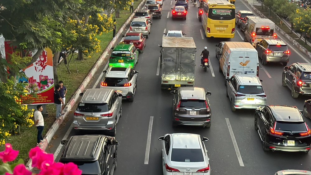 đường Phạm Văn Đồng ùn ứ kéo dài