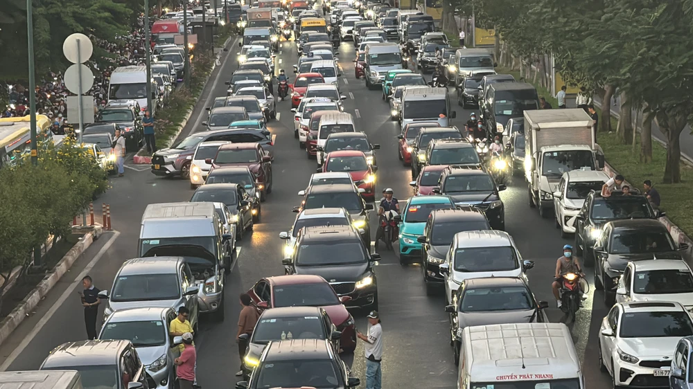 đường Phạm Văn Đồng ùn ứ kéo dài