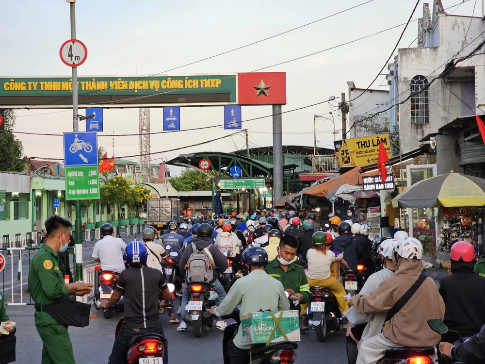 người dân TP.HCM rời TP.HCM nghỉ lễ 30-4